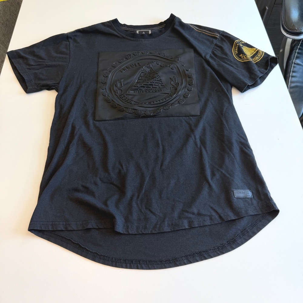 CR-24 Bordo Cromato Mens Black Pyramid Graphic T-Shirt Curved Hem Size M